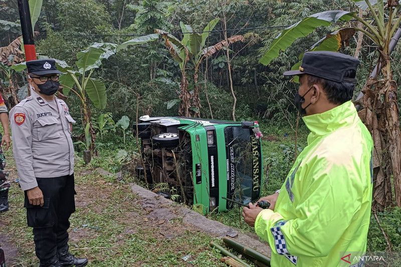 Bus Berisi Puluhan Siswa Mts Terperosok ke Jurang di Malang, Dua Orang Harus Mendapat Perawatan