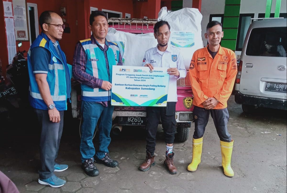 Jasa Marga Salurkan Bantuan kepada Masyarakat Terdampak Angin Puting Beliung di Kabupaten Bandung dan Sumedang