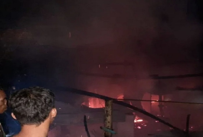 2 Warga Bima Terjebak di Dalam Rumah Panggung yang Terbakar