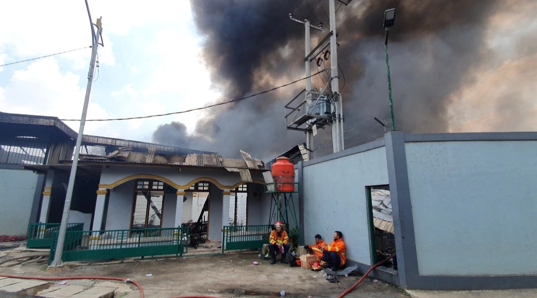 12 Jam Kebakaran Gudang Limbah Plastik di Narogong Bekasi Belum Padam, Petugas Terkendala Ketersediaan Air