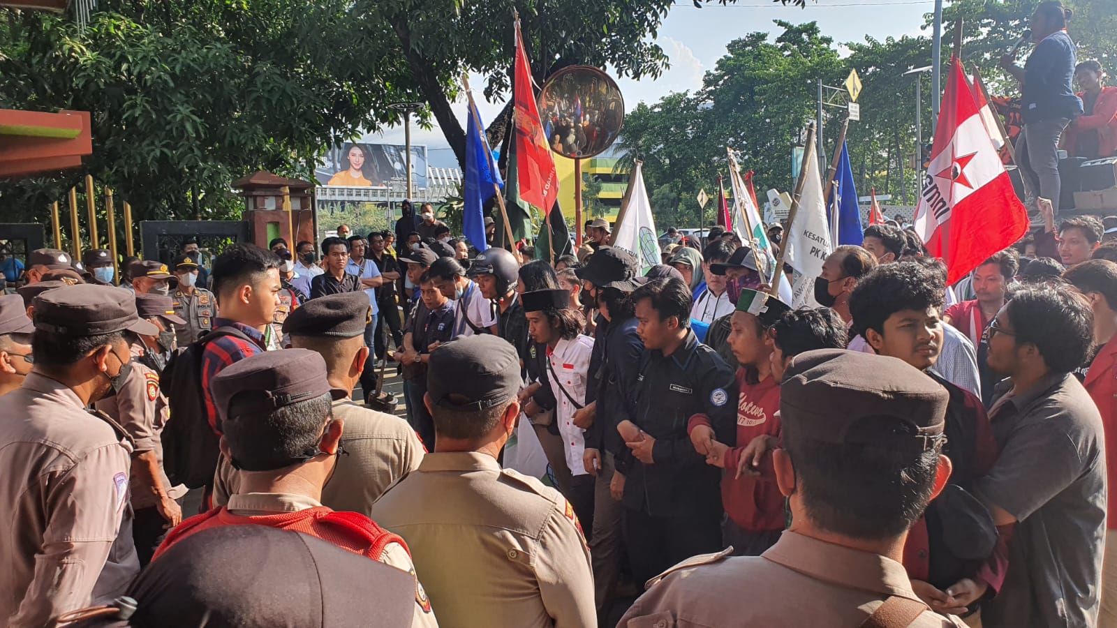 Ancam Plt Wali Kota Bekasi, Massa Pendemo BBM: Jika Tak Masuk Kantor, Biar Kita yang Jemput