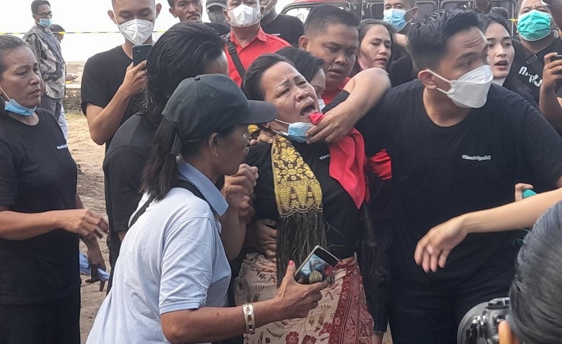 Makam Brigadir J Dibongkar, Ibunda Histeris: Tolong Pak Presiden Kami Minta Keadilan