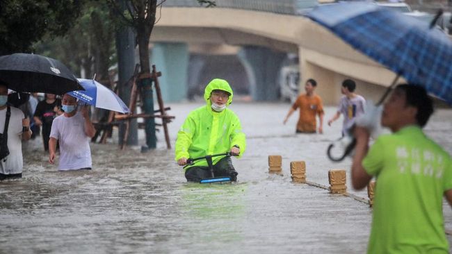 Hujan Lebat Sejak Sabtu, Cina Diterjang Banjir Bandan, Ribuan Warga Dievakuasi