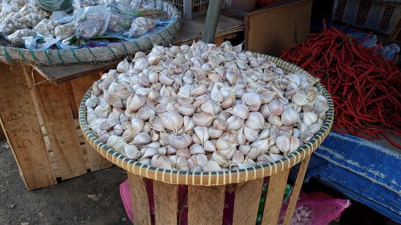 Harga Bawang Putih Melonjak Hingga Rp35 Ribu Per Kg di Pasar Baru Bekasi, Pedagang Berlasan Modalnya Naik