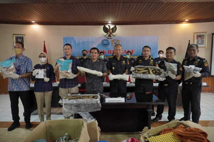 Bea Cukai dan BNN Temukan 2,9 Kilogram Narkoba di Dalam Jeriken