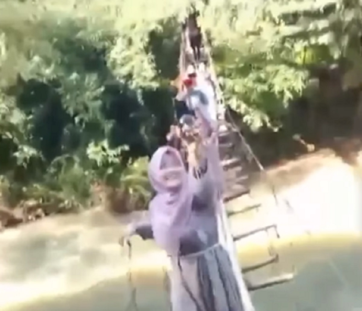 Detik-detik Tali Jembatan Gantung Putus, 15 Orang Jatuh ke Sungai Lebak 