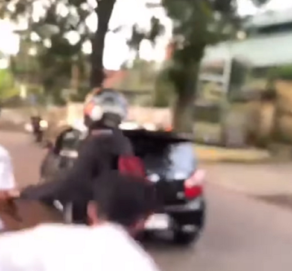 Viral! Sekelompok Pelajar SMA Ngamuk saat Pergoki Pasangan Mesum Dalam Mobil di Cimahi