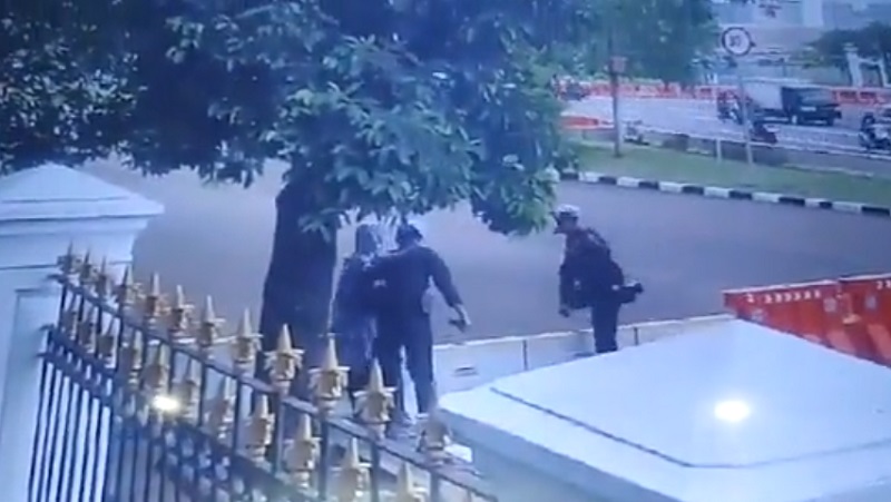 Terekam CCTV, Momen Wanita Bercadar Todongkan Senjata ke Paspampres di Istana Merdeka 