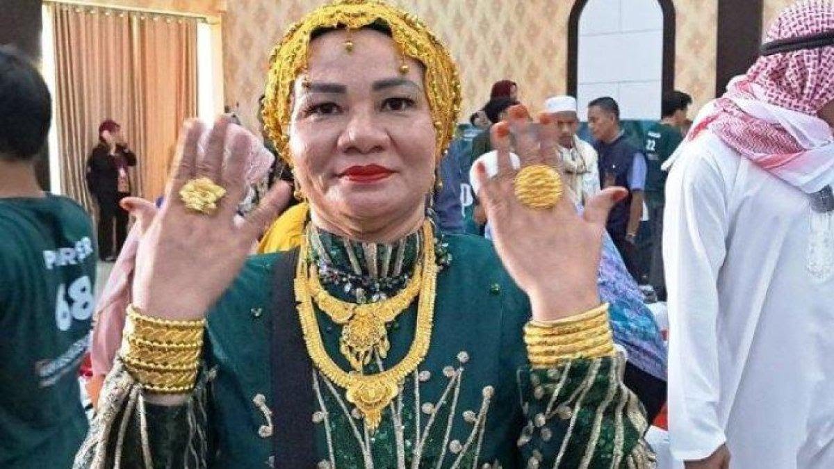 Ibu-Ibu  Pamer Emas di Bandara Makassar Usai Pulang Ibadah Haji, Ehh Ternyata Imitasi