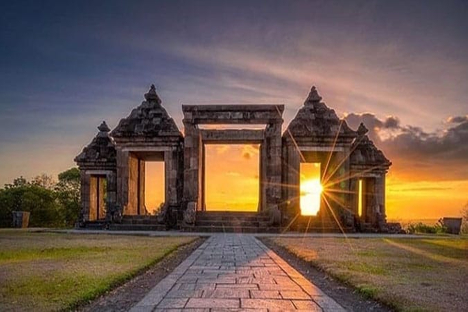 Nikmati Sunset di Ratu Boko, Destinasi Wisata yang Wajib Dikunjungi di Yogjakarta