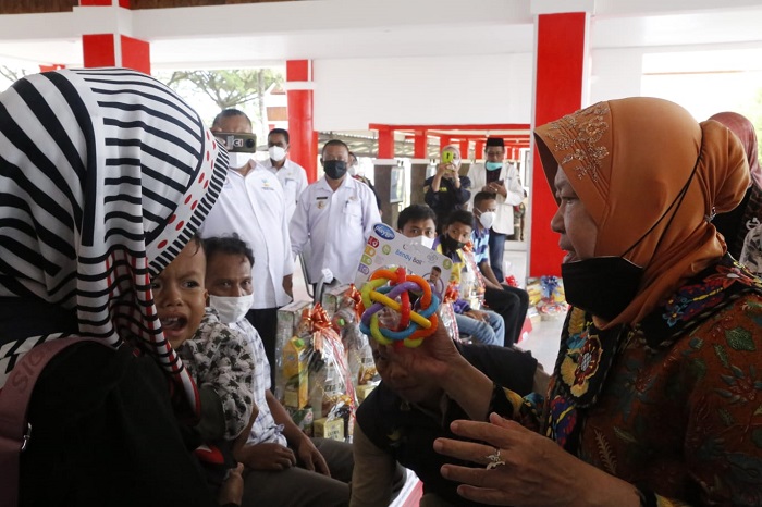 Berkunjung ke Rumah Korban Banjir di Lampung, Tri Rismaharini Disambut Haru
