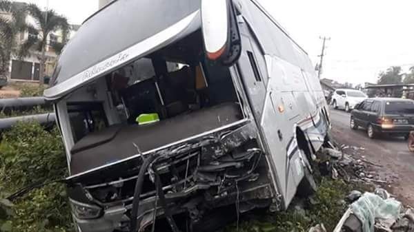 Bus Tabrak Truk di Tol Trans Sumatera, 1 Orang Tewas dan 8 Lainnya Luka-luka