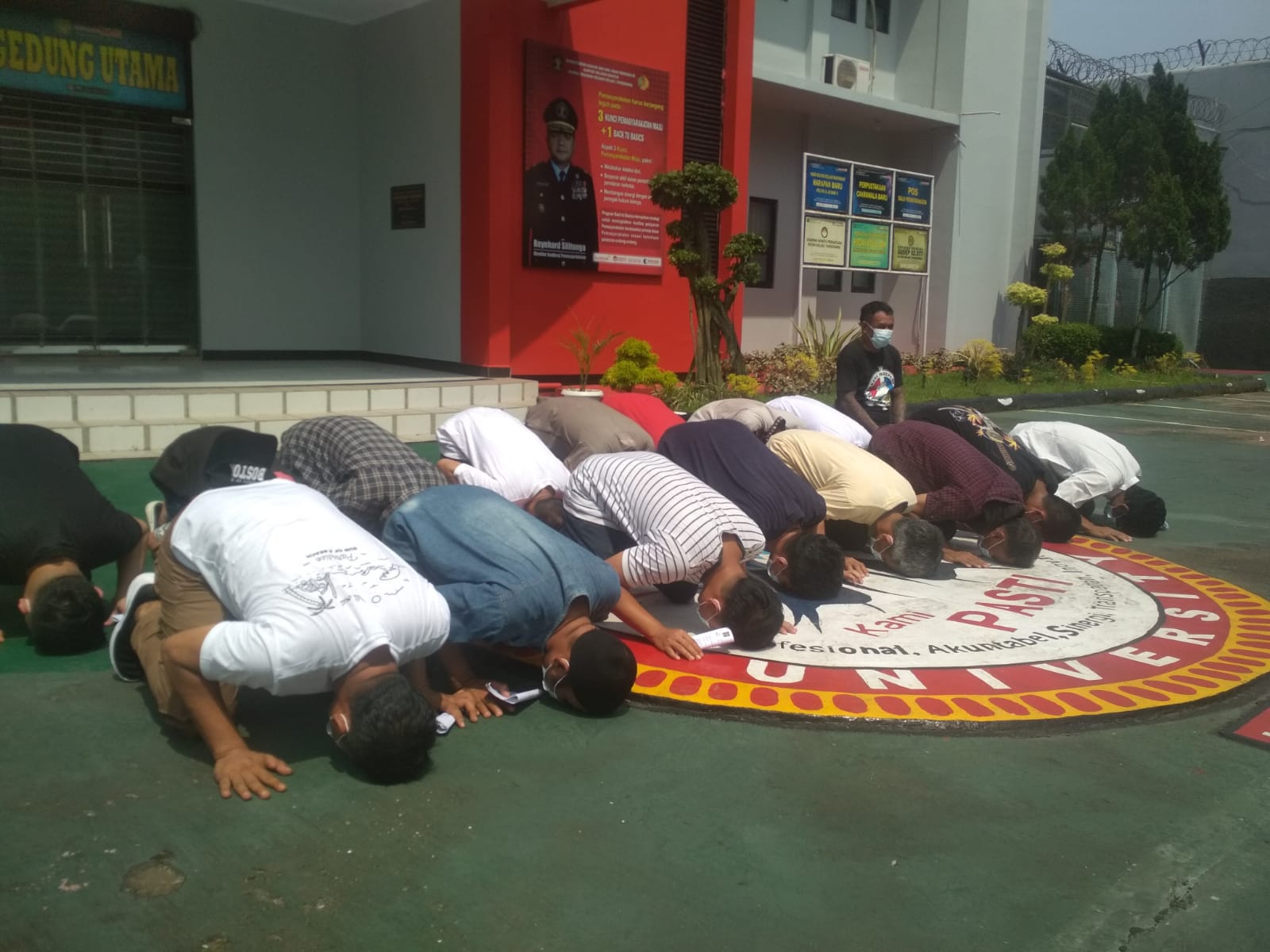 Sujud Syukur dan Teriakan Medeka Iringi Kebebasan 16 Napi Rutan Jambe Tangerang di Hari Kemerdekaan RI ke 77