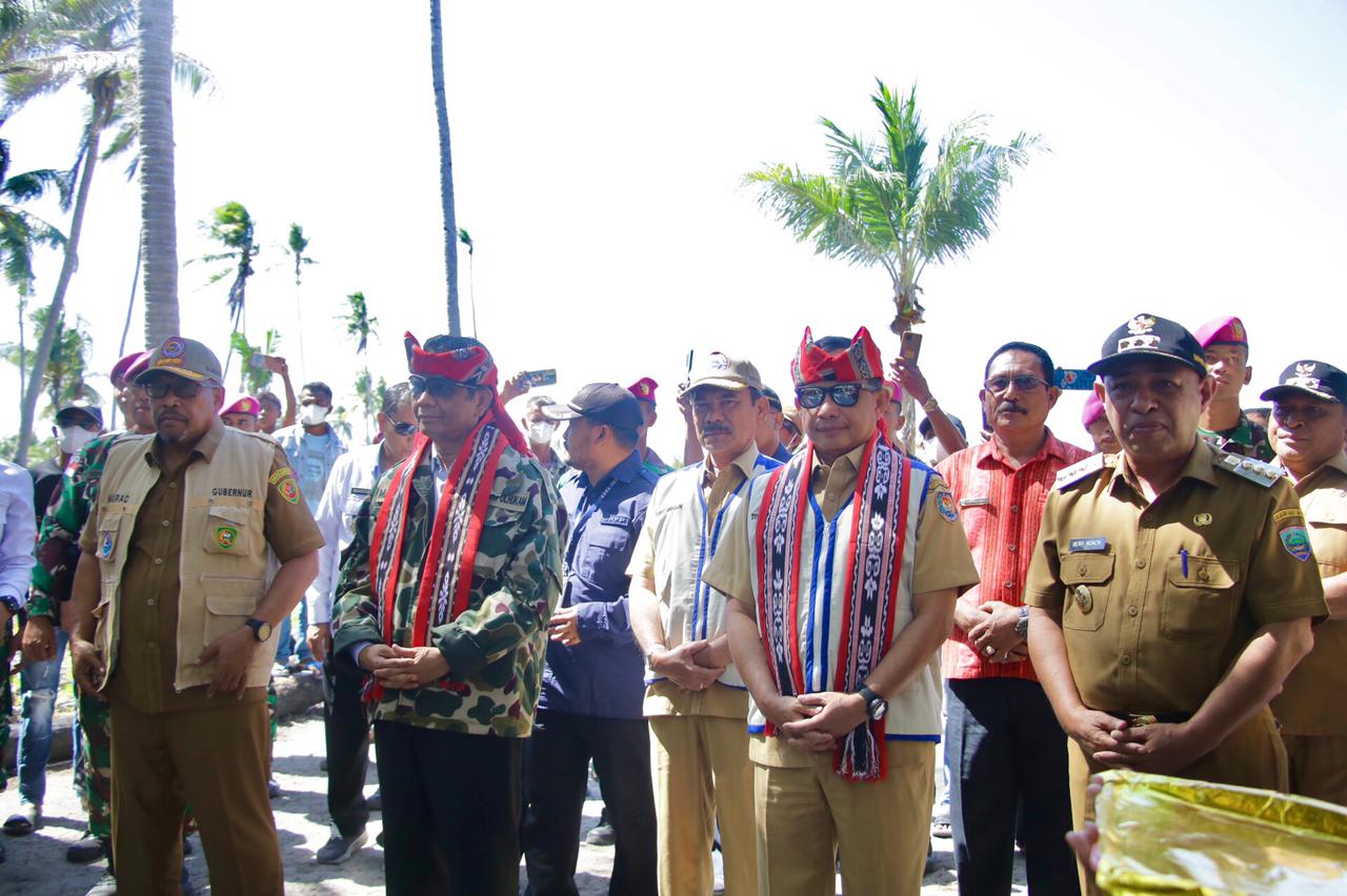 Momen Haru di Pulau Terluar Meatimiarang, Mahfud MD dan Tito Beserta Penduduk Nyanyikan Indonesia Pusaka