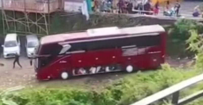 Puluhan Korban Bus Masuk Sungai di Guci Tegal Dievakuasi