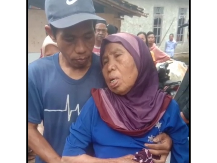 Tak Bisa Bayar Hutang, Lansia Duel Dengan Pegawai Bank Keliling, Endingnya si Nenek Dapat Uang Pengobatan