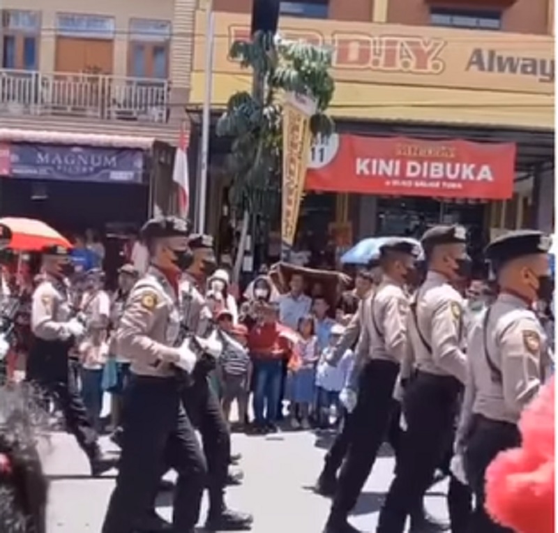 Viral Warga Teriak 'Sambo' Saat Polisi Baris Berbaris 