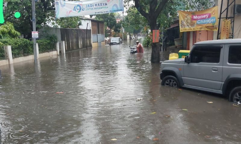 Hujan Deras, Banjir 70 Cm Terjadi di 2 RT di Pela Mampang Jakarta Selatan