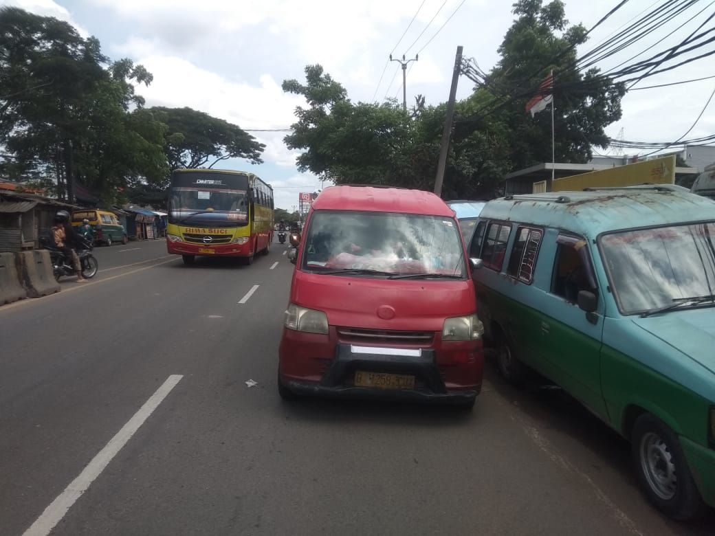 Jalan Raya Serang Cikupa Jadi Pangkalan Angkot, Jadi Semraut dan Biang Macet