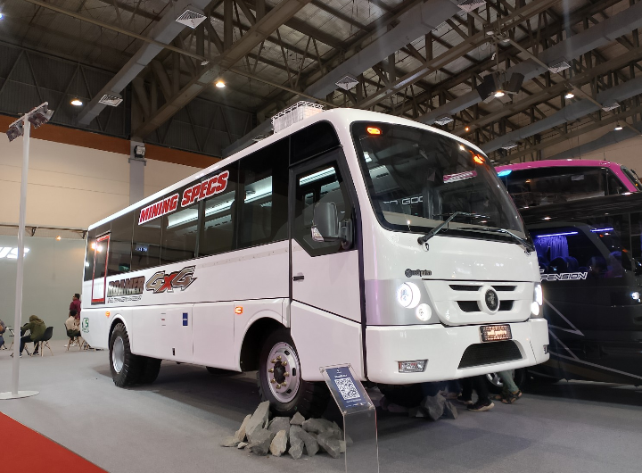 Karoseri Adi Putro Pamerkan Bus Tambang Penggerak Roda 4x4 di Giicomvec 2024 Jakarta 