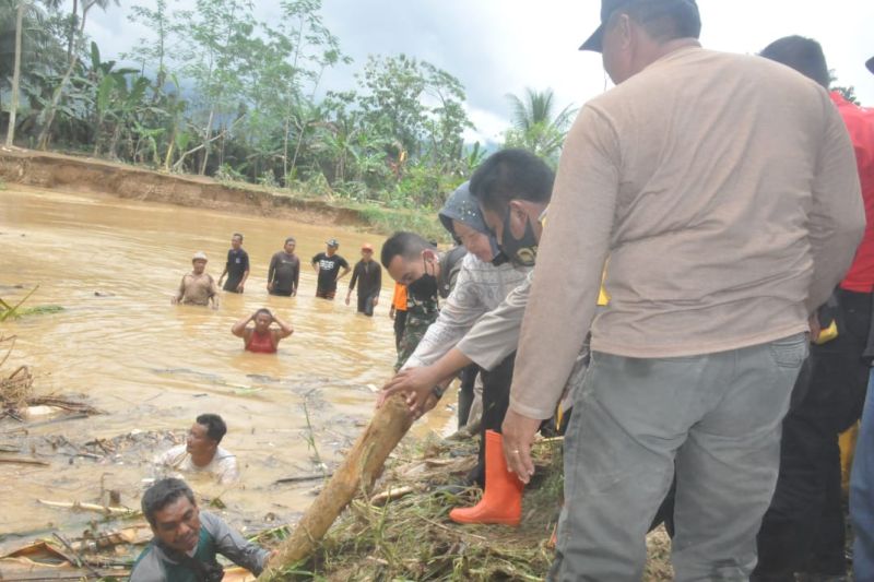 Tinjau Banjir di Trenggalek, Mensos: Ini yang Terparah