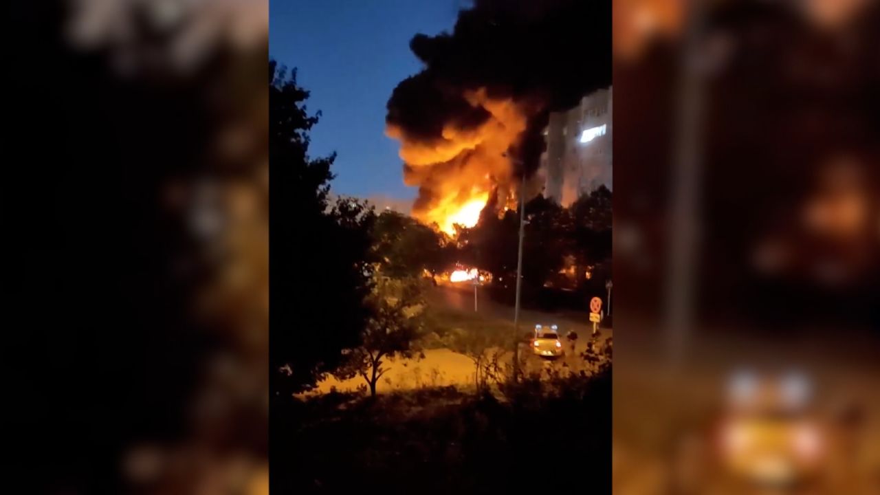 Jet Tempur Rusia Jatuh dan Tabrak Gedung Apartemen, 13 Orang Tewas