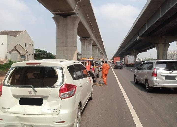 Kecelakaan Beruntun di Tol Jakarta-Cikampek, 5 Mobil Ringsek