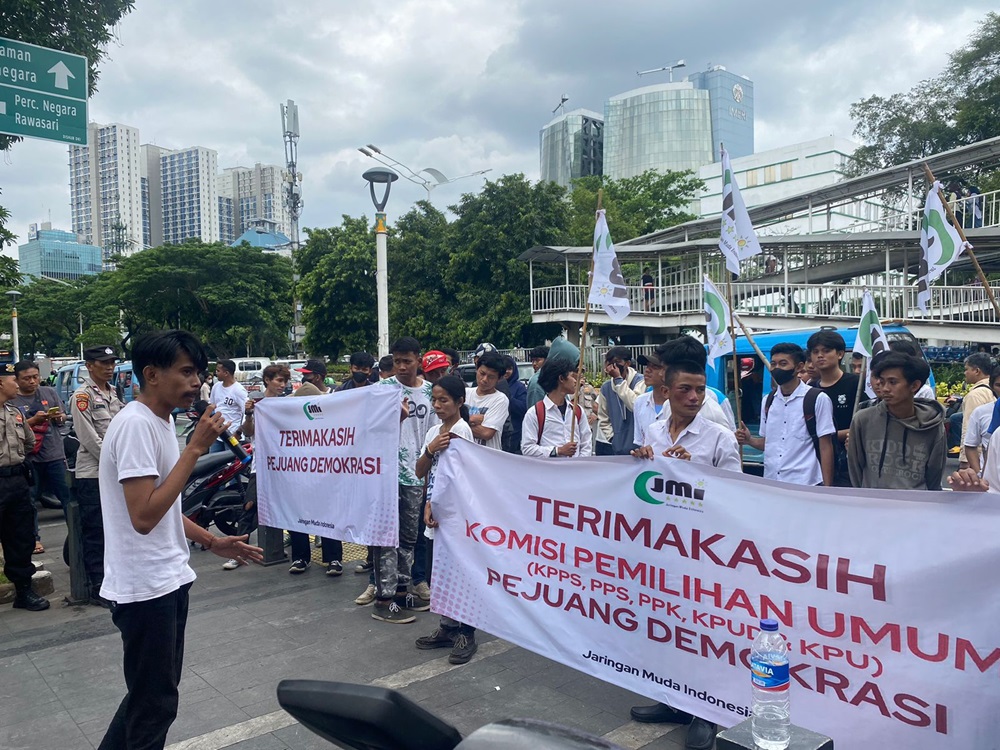 Jaringan Muda Indonesia Gelar Aksi Damai di KPU DKI Jakarta