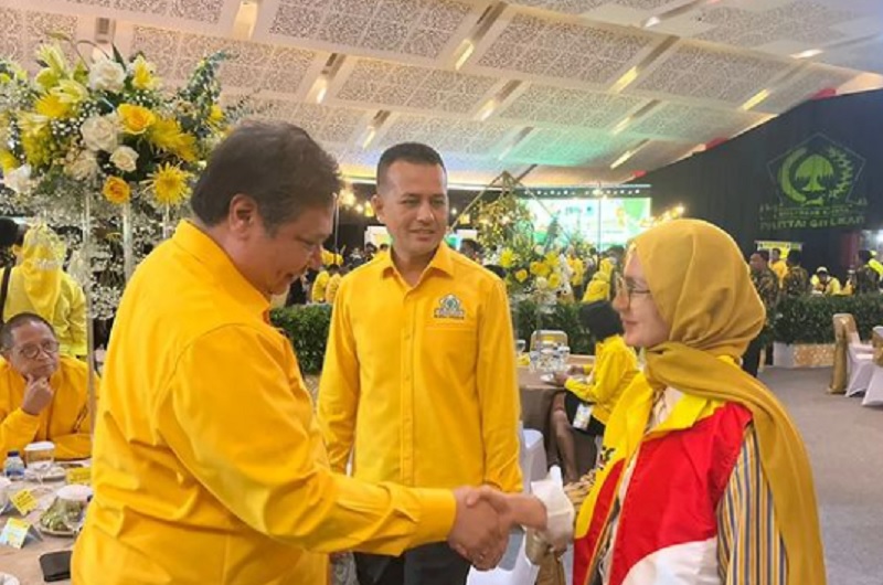 Jabat Tangan Airlangga Hartarto, Wanda Hamidah: Ikhtiar Saya Kembali Jadi Wakil Rakyat