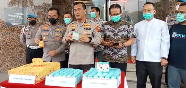 Polresta Cirebon Sita Ratusan Obat Sirup yang Mengandung Etilen Glikol