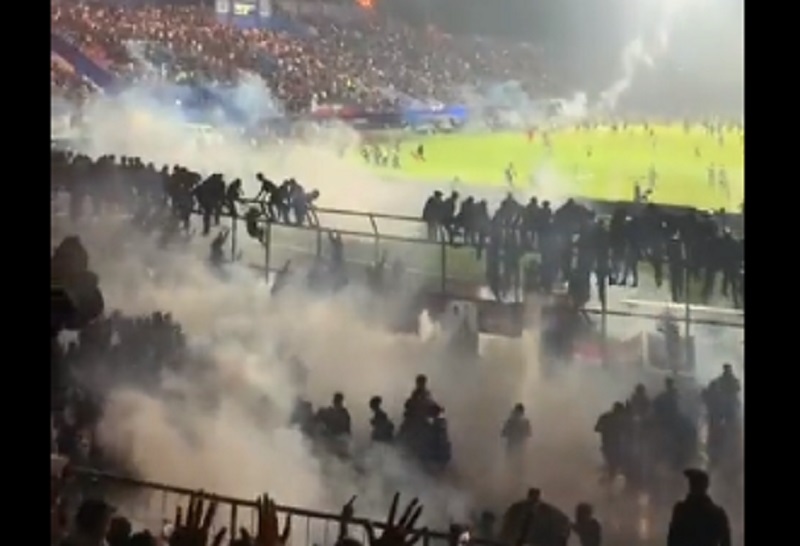 Ini Alasan Polisi Lepaskan Gas Air Mata ke Suporter yang Rusuh di Stadion Kanjuruhan