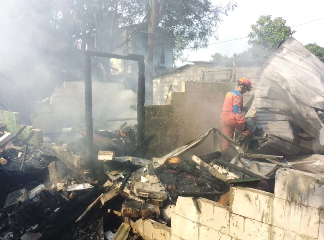 Gegara Bocah Main Api, Kebakaran Hebat Hanguskan Gudang dan Kontrakan di Bekasi