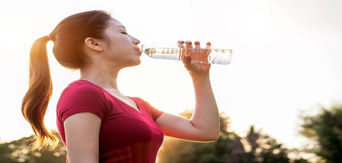 Rutin Minum Air Putih di Pagi Hari, Rasakan 4 Khasiat Kesehatan Ini