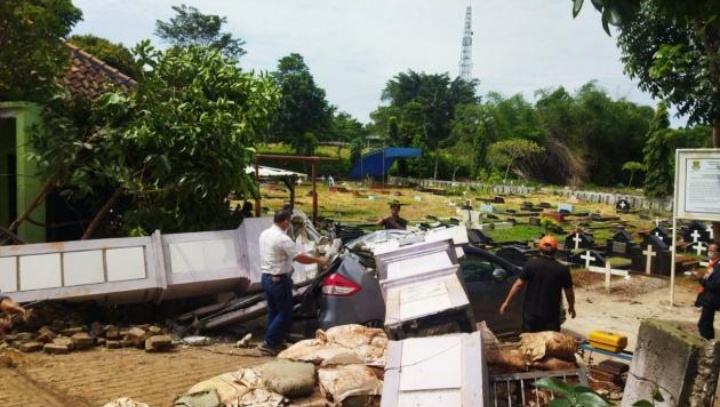 Keluarga di Tangerang Ziarah ke Makam, Mobil yang Ditumpanginya Ketiban Gapura