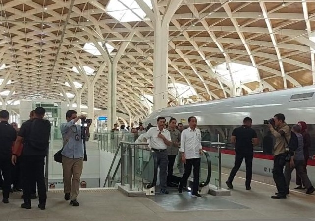 Harga Tiket Kereta Cepat Jakarta Bandung Tak Dapat Subsidi, Jokowi: Rasain Dulu 350 Km Per Jam Seperti Apa 