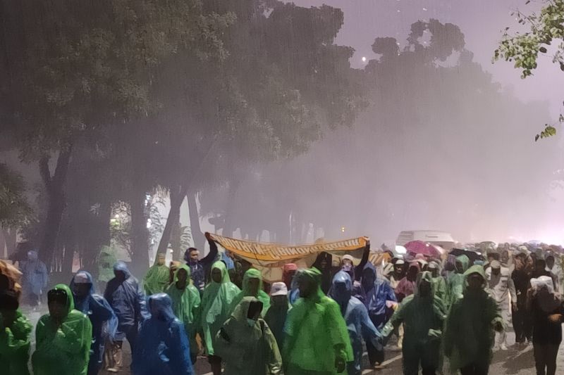 Diguyur Hujan Deras, Massa Aksi 411 Bubarkan Diri