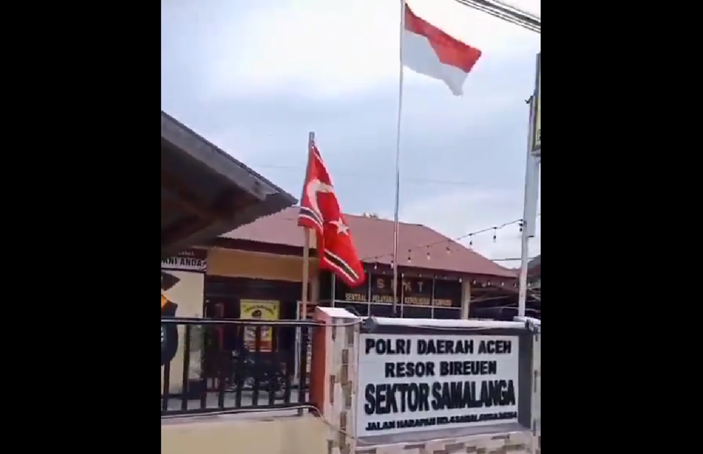 Video Detik-Detik Pengibaran Bendera GAM di Polsek Samalanga Aceh, Polisi yang Piket Gak Bisa Berbuat Apa-Apa  
