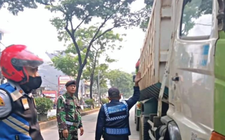 Kerap Langgar Jam Operasional, Truk Tanah di Tangerang Disweeping Petugas