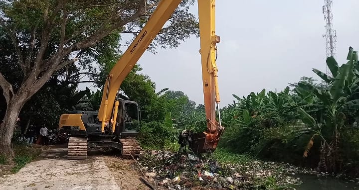 Aliran Kali Cikarang Tersumbat, Ratusan Ton Sampah Diangkut ke TPA Burangkeng