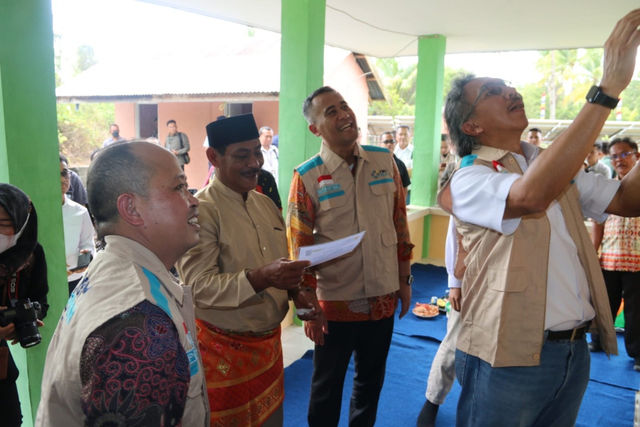 Gubernur Ridwan Djamaluddin Resmikan Listrik PLN di Pulau Rengit
