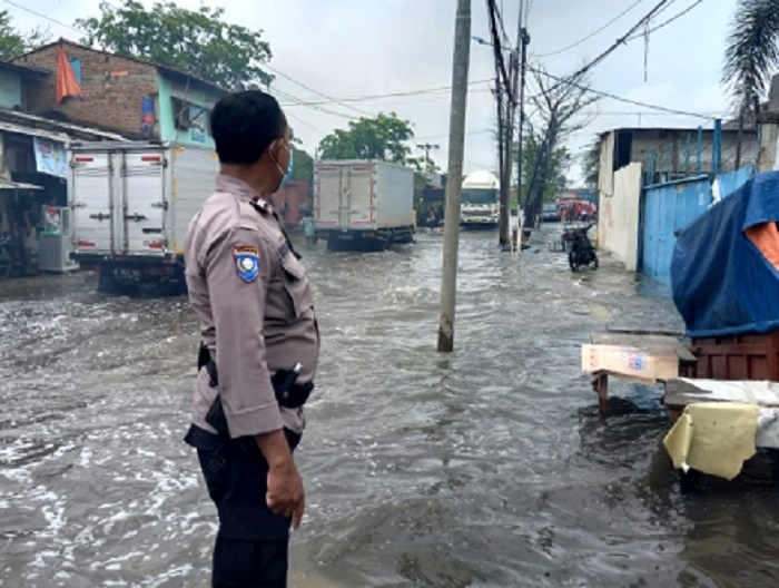 Kuras Saluran Sebelum Datang Hujan, Antisipasi Genangan Air di Permukiman Pekojan Jakarta Barat