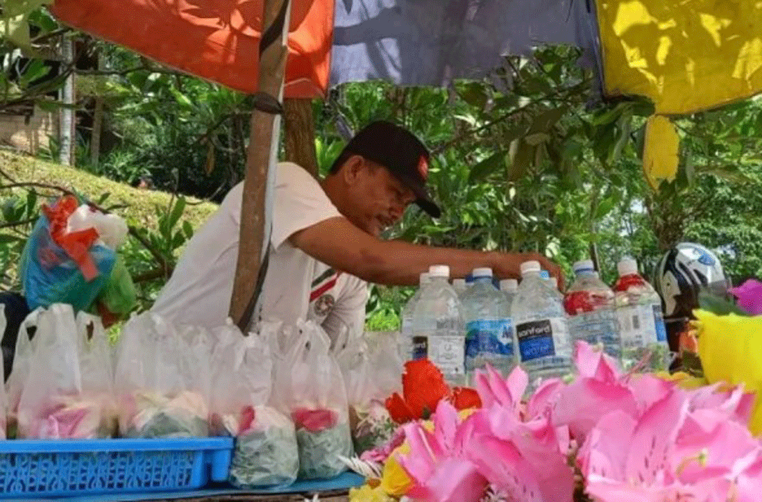 Ramai Peziarah saat Lebaran, Pedagang Bunga di TPU Grogol Kemanggisan Raup Omzet Rp1 Juta Sehari