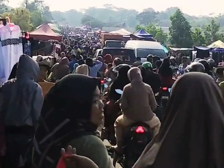 Dapat Ganggu Akses Jalan Menuju Rumah Sakit, Keberadaan PKL di Depan RSUD Tigaraksa Dikeluhkan! 