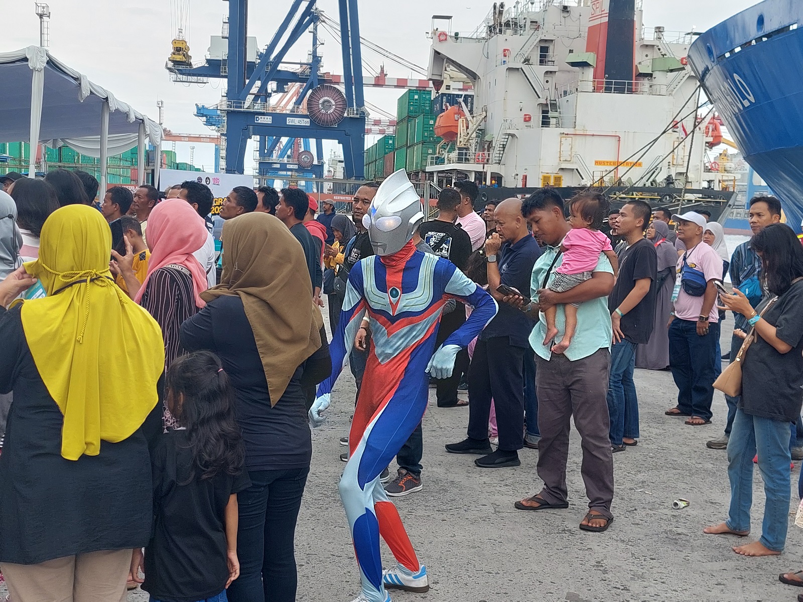 Patah Hati Diputus Pacar, Pemudik Gratis Asal Cengkareng di Pelabuhan Tanjungpriok Gunakan Kostum Ultraman Menuju Kampung Halaman