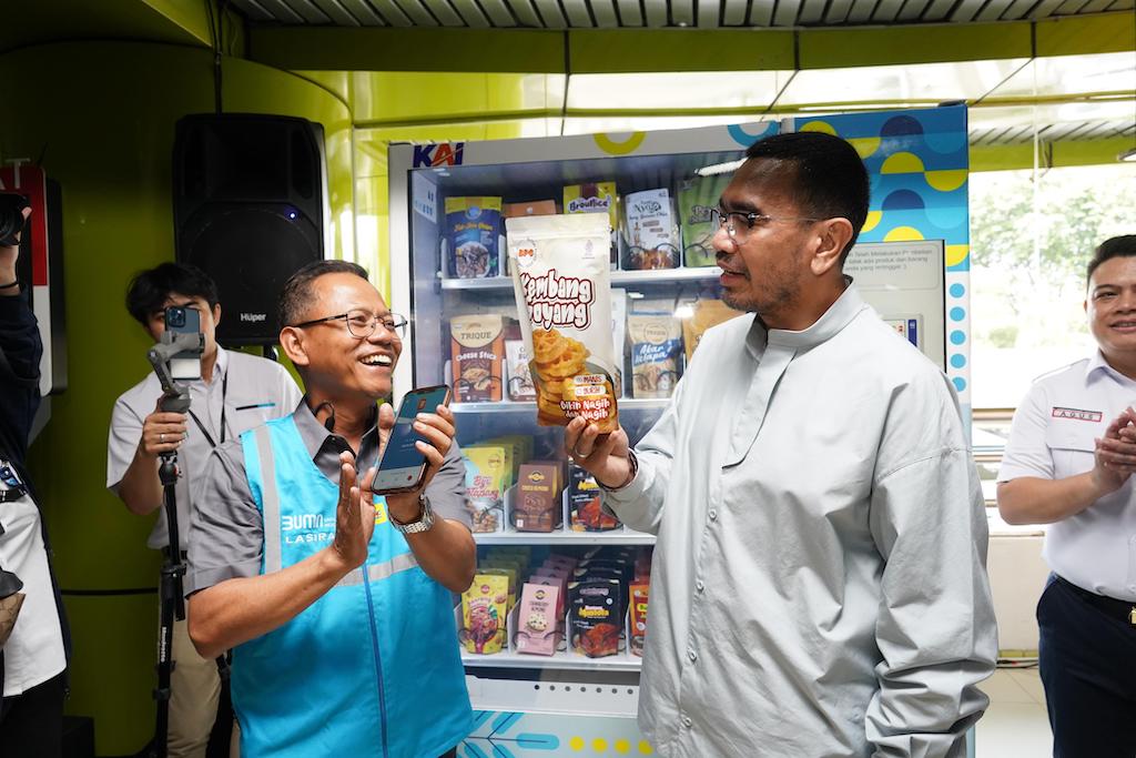 Praktis, Beli Oleh-oleh Khas Jakarta di Vending Machine UMKM Stasiun Gambir