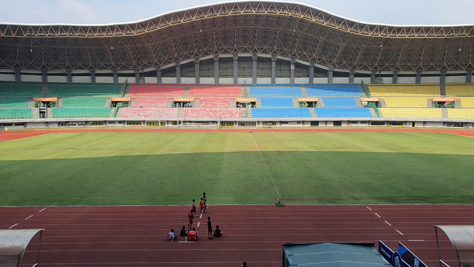 Jelang Laga Persija Jakarta Lawan MU, Rumput Stadion Patriot Chandrabaga Dipoles