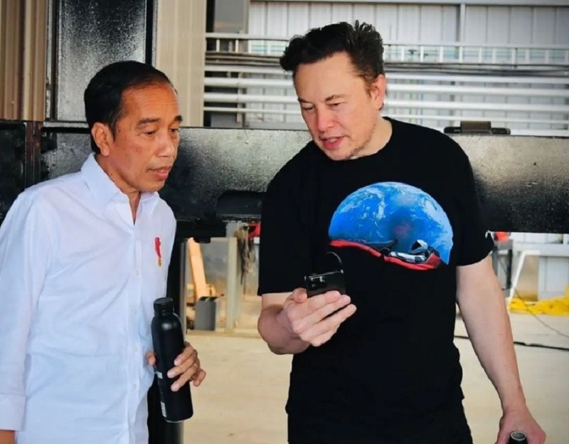 Elon Musk Perlihatkan Handphone ke Jokowi, Kang Maman: Saya Jadi Kepo