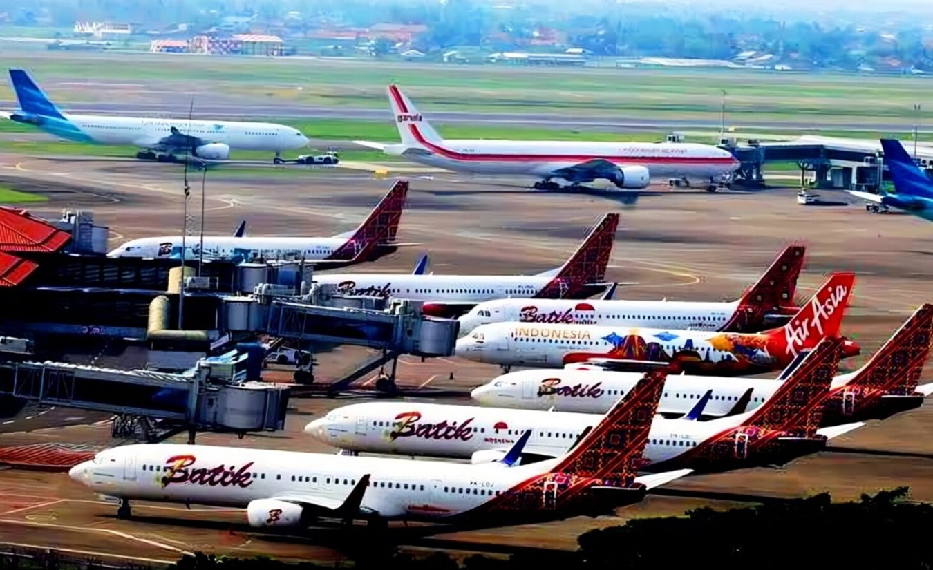 Siap-Siap Naik! Iuran Pariwisata Akan Dititipkan pada Harga Tiket Pesawat, Uangnya ke Airlines atau Kemana Nih Pak Sandiaga?   