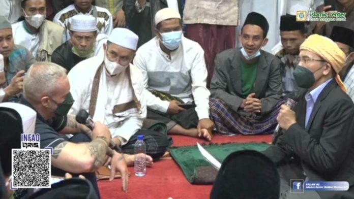 Baca Syahadat Terbata-bata, Bule Rusia Masuk Islam Diiringi Gema Takbir di Lombok