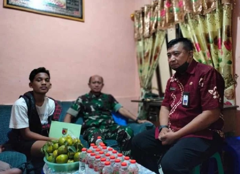 Kunjungi Suporter Arema FC Korban 'Tendangan Kungfu' oleh Oknum Prajurit TNI AD, Pangdam Brawijaya Minta Maaf 